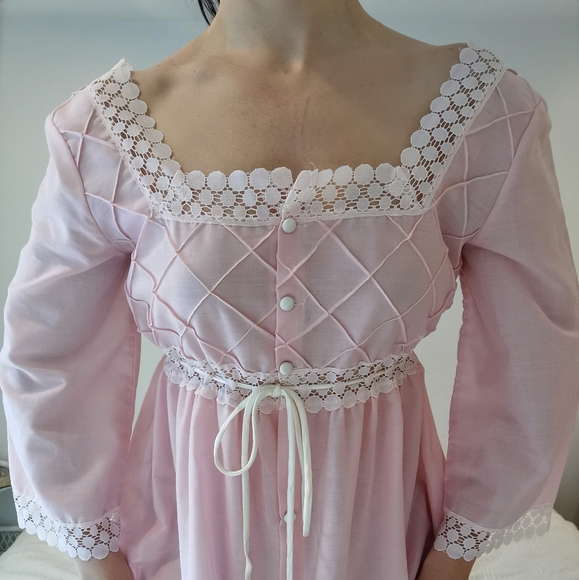*sold* Medium vintage pink cotton nightgown, cottage core sleepwear - Picture 4 of 7